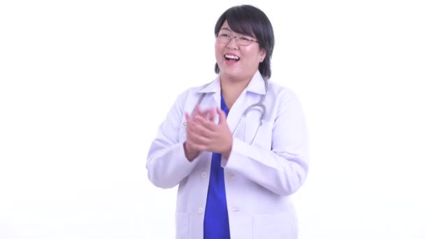 Felice sovrappeso donna asiatica medico applausi mani — Video Stock