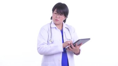 Güzel kilolu Asyalı kadın doktor iş yerinde multitasking