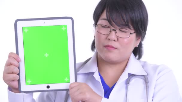 Особа з щасливою надмірною вагою Азіатська жінка лікар показує цифровий планшет — стокове відео