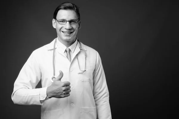 Plan studio de l'homme médecin tourné en noir et blanc — Photo