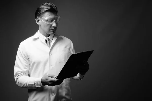 Uomo medico indossa occhiali protettivi girato in bianco e nero — Foto Stock