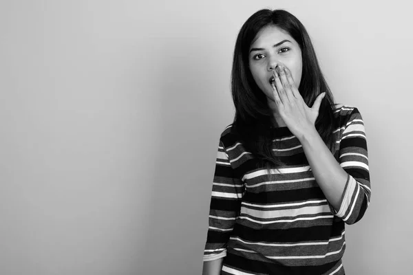 年轻美丽的印度妇女反对灰色背景 — 图库照片