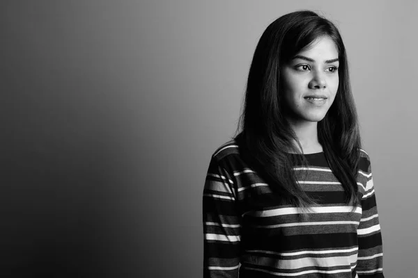 灰色の背景の若い美しいインド人女性 — ストック写真
