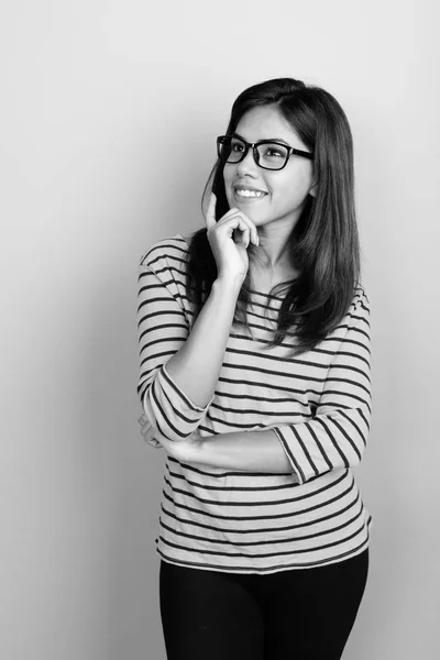 회색 배경에 안경을 착용 하는 젊은 아름 다운 인도 여자 — 스톡 사진