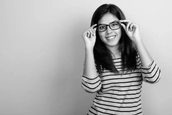 灰色の背景に眼鏡をかけている若い美しいインドの女性 — ストック写真