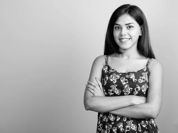 Jovem bela mulher indiana vestindo vestido contra fundo cinza — Fotografia de Stock