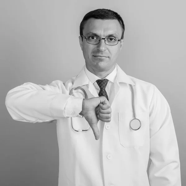 Homme médecin portant des lunettes sur fond gris — Photo
