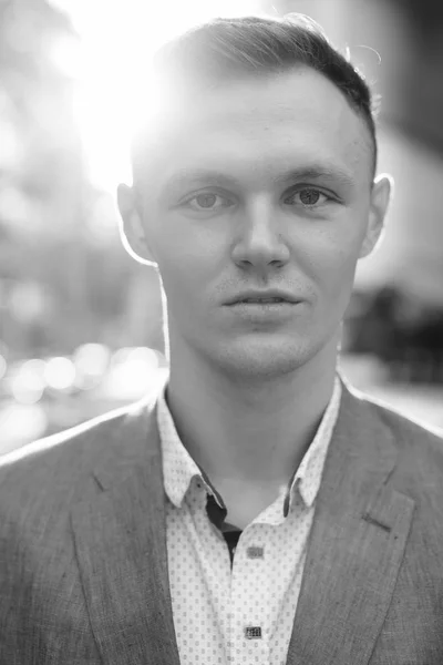 Πορτρέτο του νεαρού όμορφος επιχειρηματίας shot σε μαύρο και άσπρο — Φωτογραφία Αρχείου