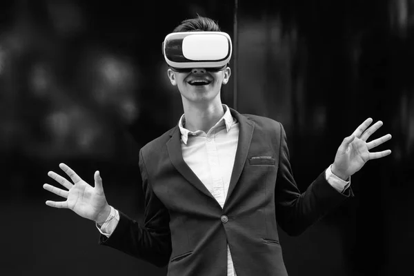 Empresario que usa gafas VR para realidad virtual en la ciudad — Foto de Stock