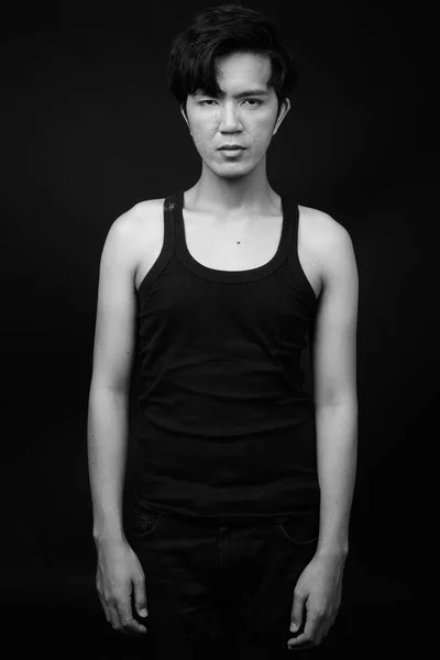 검은 배경 잘생긴 젊은 아시아 남자 — 스톡 사진