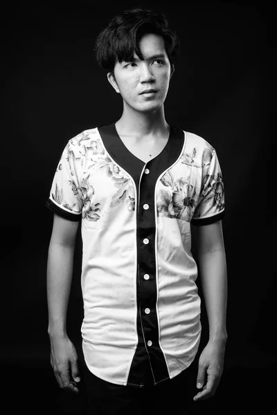 Ung Vacker asiatisk man mot svart bakgrund — Stockfoto