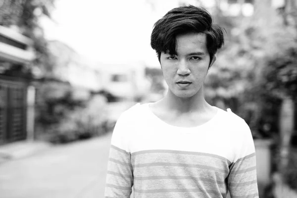 Joven guapo asiático hombre en las calles al aire libre —  Fotos de Stock
