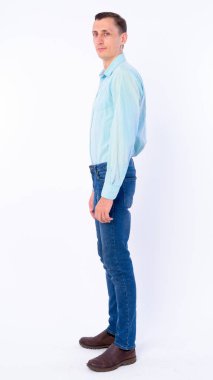 Beyaz arka plan aleyhine izole rahat giyim giyen işadamı stüdyo çekim