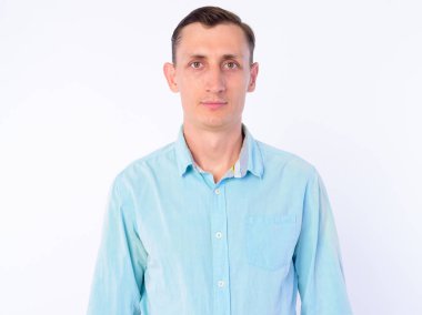 Beyaz arka plan aleyhine izole rahat giyim giyen işadamı stüdyo çekim