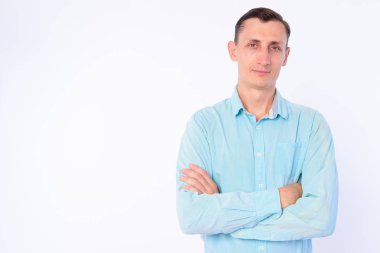 Kollarını kavuşturmuş iş adamının stüdyo fotoğrafı.