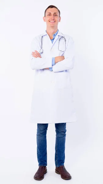腕を組んだ幸せな男医者のフルボディショット — ストック写真