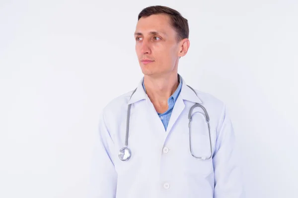 Estúdio tiro de homem médico pensando e olhando para longe — Fotografia de Stock