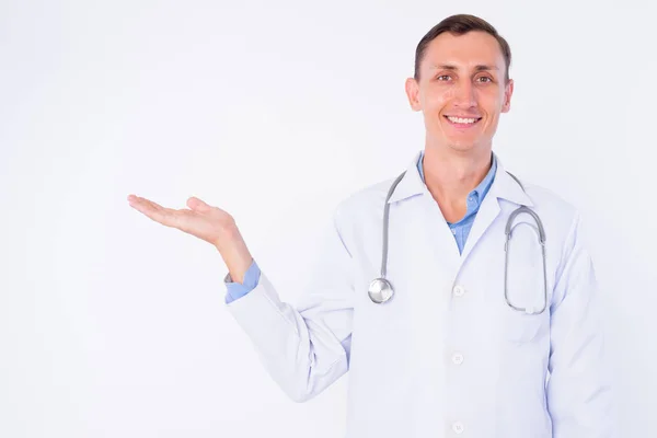 Estudio de hombre feliz médico mostrando algo — Foto de Stock