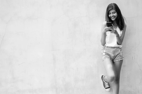 Belle adolescente texter et envoyer un message avec téléphone mobile à l'extérieur — Photo