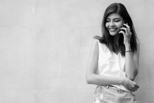 Hermosa chica adolescente gris sonriendo y hablando en el teléfono móvil —  Fotos de Stock