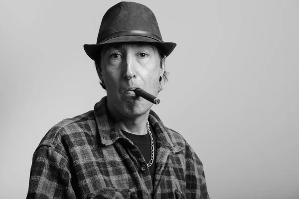 Studio shot de gangster mature homme fumant cigare — Photo