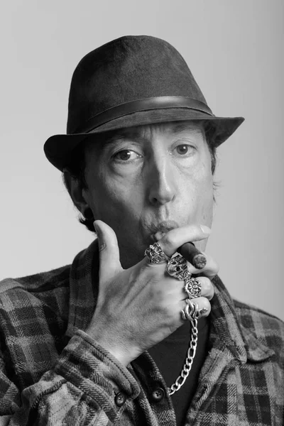 Visage de gangster mature homme fumant cigare en noir et blanc — Photo
