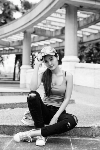 Giovane bella donna asiatica rilassante al parco — Foto Stock