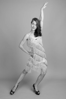 Siyah beyaz genç güzel kadın stüdyo çekim