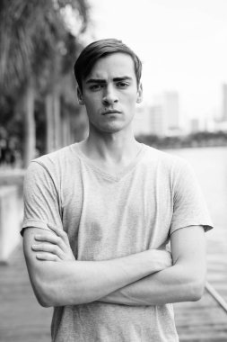 Yakışıklı delikanlı rahatlatıcı parkta