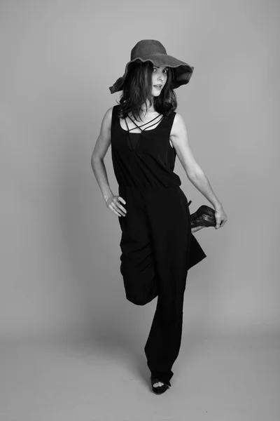 Studio girato di giovane bella donna in bianco e nero — Foto Stock