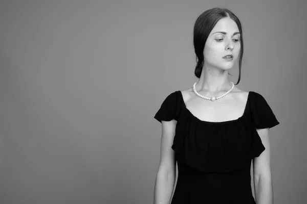 Estudio de la joven hermosa mujer en blanco y negro —  Fotos de Stock
