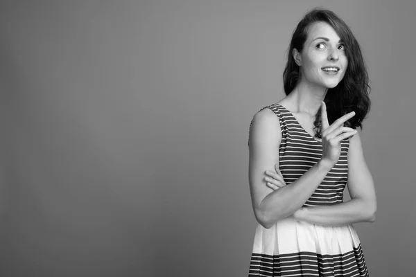 Studio plan de jeune belle femme en noir et blanc — Photo