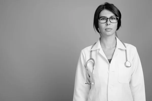Portret młodej kobiety lekarz strzał w czerni i bieli — Zdjęcie stockowe