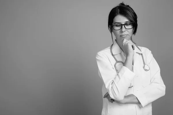 Portret młodej kobiety lekarz strzał w czerni i bieli — Zdjęcie stockowe