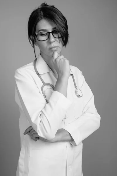 흑백으로 촬영 된 젊은 여성 의사의 초상화 — 스톡 사진