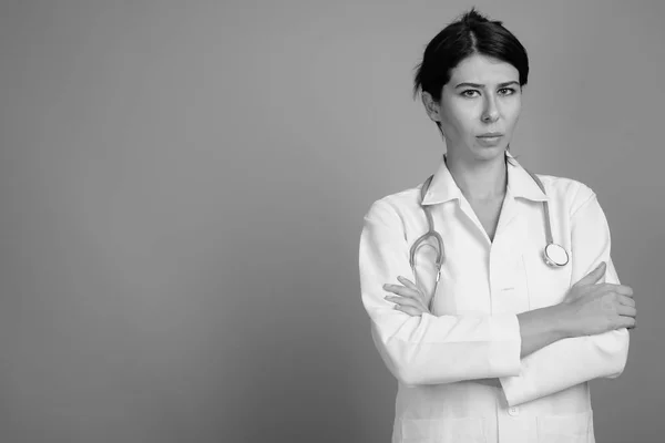 Retrato de una joven doctora a la que le dispararon en blanco y negro —  Fotos de Stock