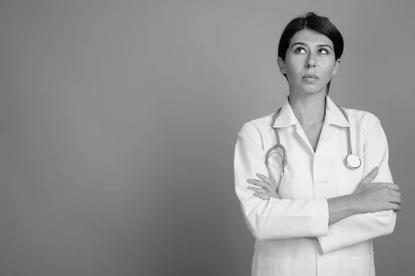 Retrato de jovem médico tiro em preto e branco — Fotografia de Stock