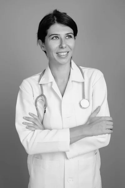 흑백으로 촬영 된 젊은 여성 의사의 초상화 — 스톡 사진