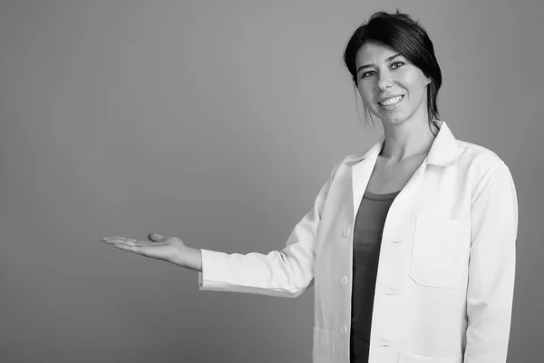 Retrato de una joven doctora a la que le dispararon en blanco y negro —  Fotos de Stock