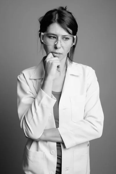 Naukowiec lekarz noszenie okulary ochronne strzał w czerni i bieli — Zdjęcie stockowe