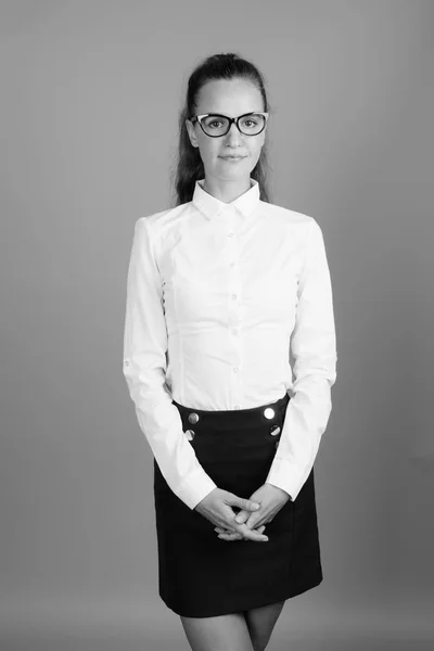 Portret młodej pięknej bizneswoman strzał w czerni i bieli — Zdjęcie stockowe