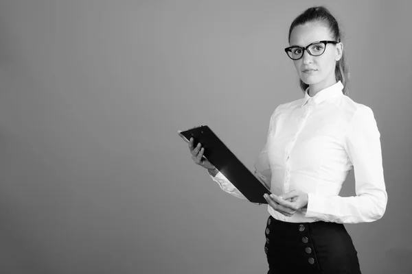 Портрет молодой красивой предпринимательницы, снятый в черно-белом — стоковое фото