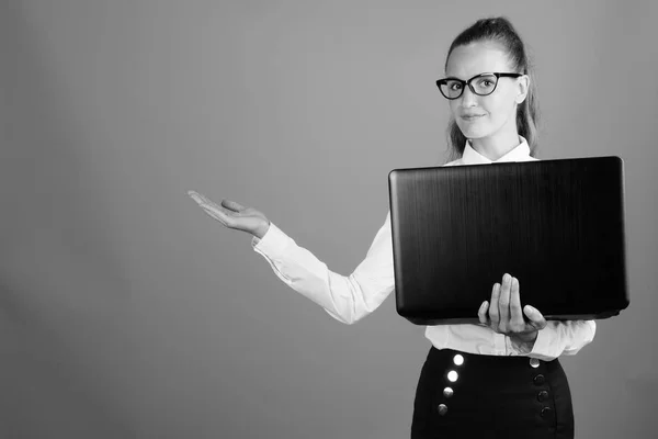 Деловая женщина держит ноутбук снятый в черно-белом — стоковое фото
