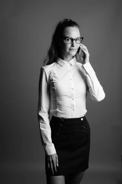 Portrait of young beautiful businesswoman shot in black and white — Stock Photo, Image