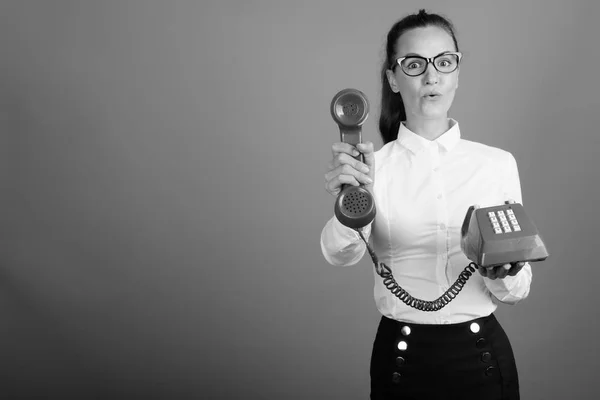Affärskvinna använder gamla telefonen sköt i svart och vitt — Stockfoto