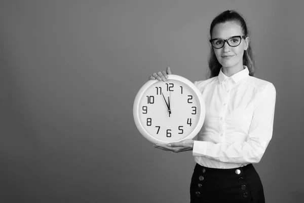 Retrato de joven mujer de negocios hermosa sosteniendo reloj — Foto de Stock