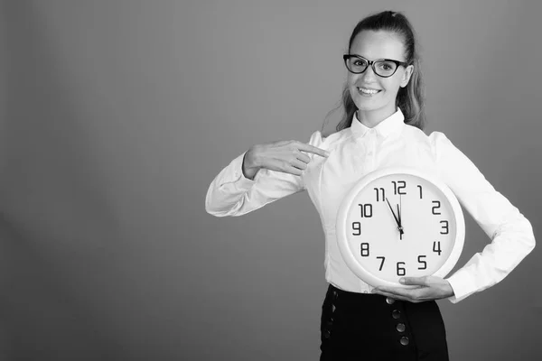 Retrato de joven mujer de negocios hermosa sosteniendo reloj — Foto de Stock