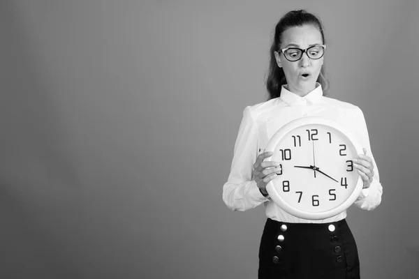 Retrato de joven mujer de negocios hermosa sosteniendo reloj — Foto de Stock