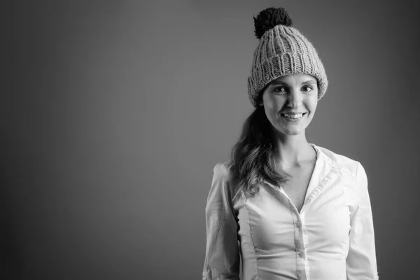 Portret młodej pięknej bizneswoman ubrany zimą Czapka Czapka — Zdjęcie stockowe