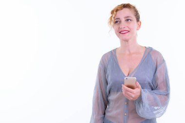 Sarışın, kıvırcık saçlı, beyaz arka planda izole bir partiye hazır çok ırklı güzel bir kadının stüdyo fotoğrafı.